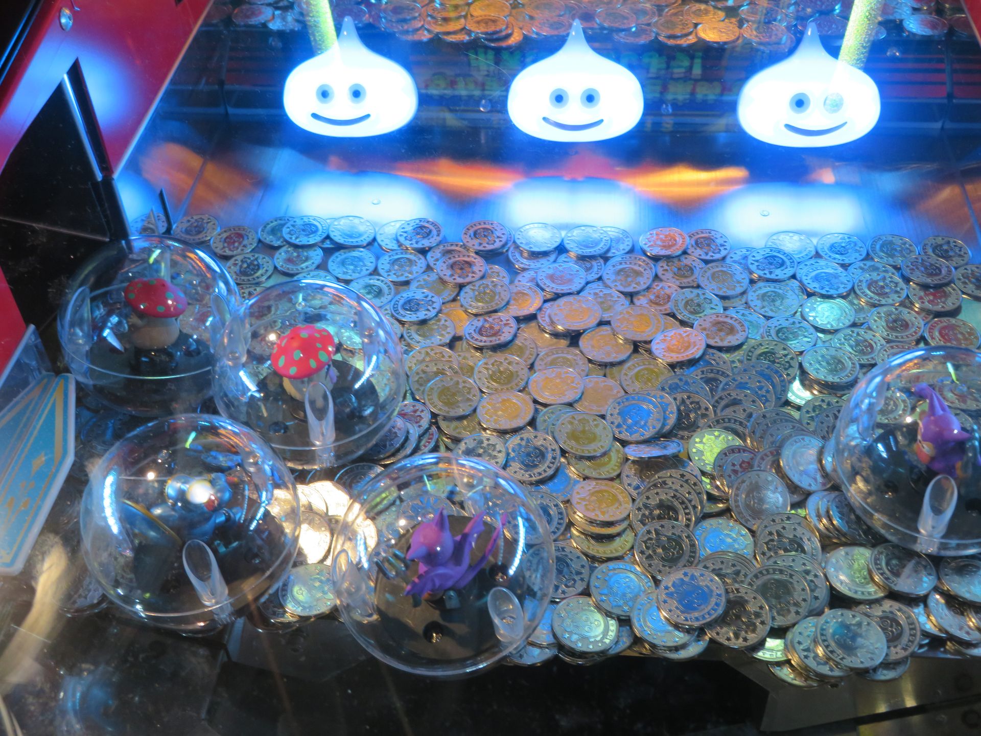 メダルをフィールド上から押し出して落とせばメダルが手に入り、モンスターカプセルを落とすと画面内にモンスターがモガマルの仲間として登場する。なお、カプルセルは落としてももらえるわけではないので悪しからず