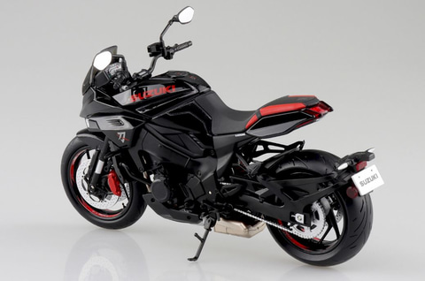 刀」の文字が馴染む黒いボディ。「SUZUKI GSX-S1000S KATANA」の完成品