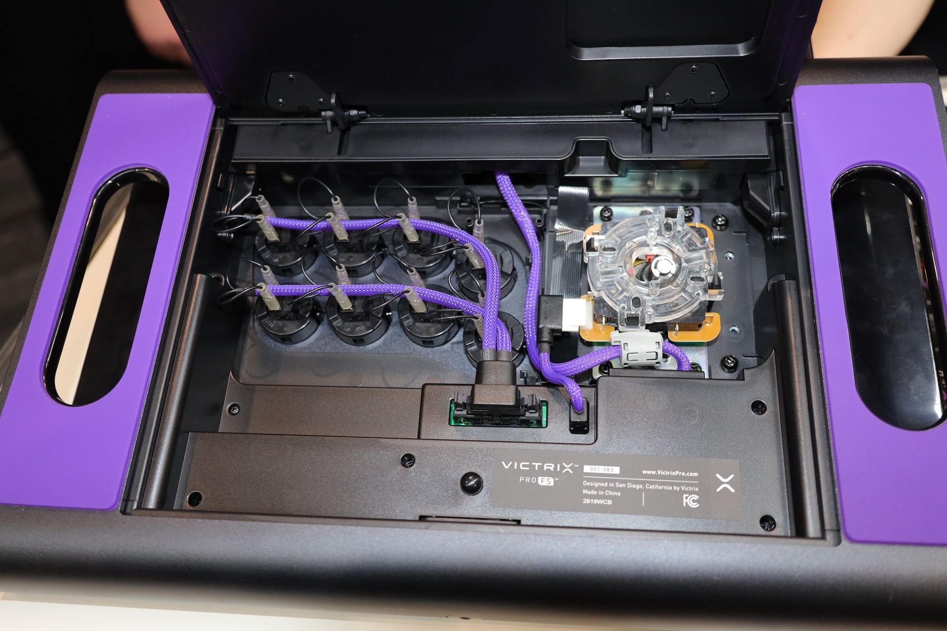 カスタマイズ性の高い内部ボードへのアクセス機能