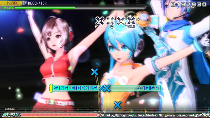 ABXYを押しっぱなし(HOLD)にするノーツは、押下している時間でボーナスが入る。←や→も押しっぱなしにするノーツが登場するが、専用コントローラを使用していればスライダーでの操作も可能だ。ボタンを同時押ししなければならないノーツの時は、画面中央に押すべきボタンが表示されるので迷わないのがありがたい。しかし、それでもミスをしてしまうのが不思議なところ