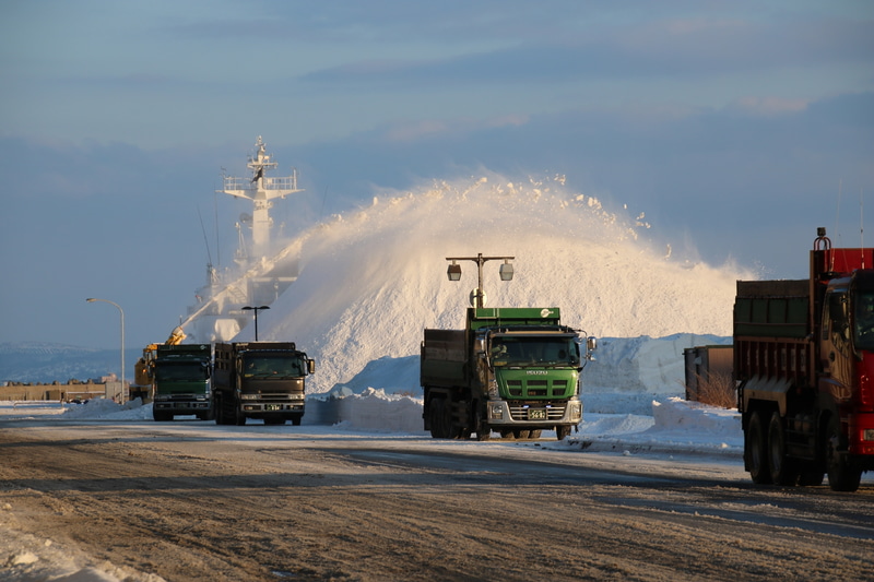ちなみに、会場の隣にはトラックで雪が運び込まれていた。これは「さっぽろ雪まつり」のためのもので、機械でほぐしている様はなんとなくスチームパンク