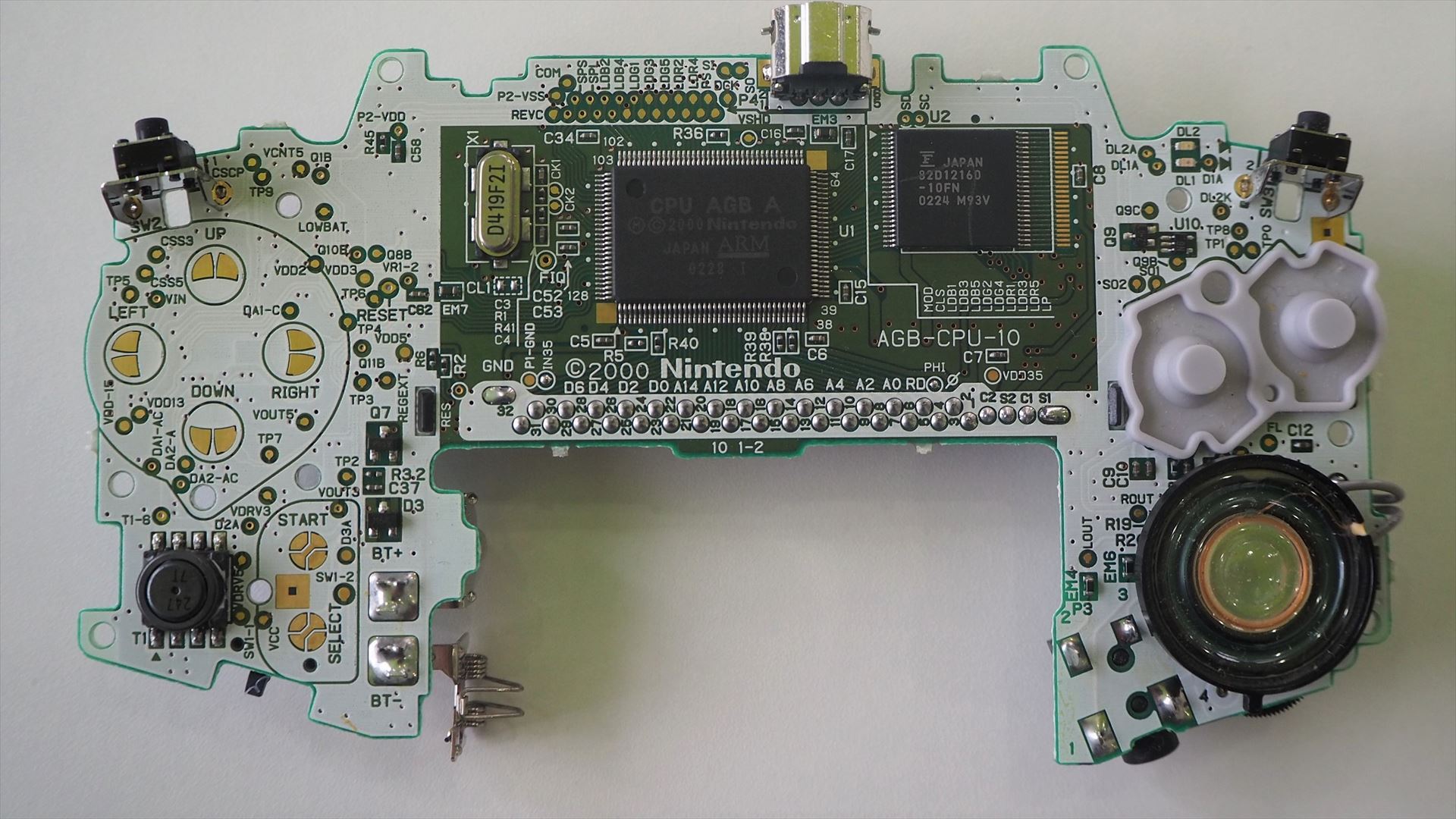 基板の表側（ボタンや液晶側）。CPUやメモリが見える