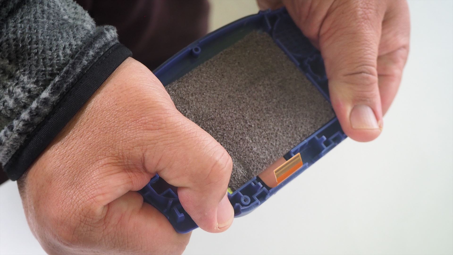 ケースの両側を持って、雑巾を絞るようにねじる。逆にねじったりを繰り返すと、液晶が浮いてくる