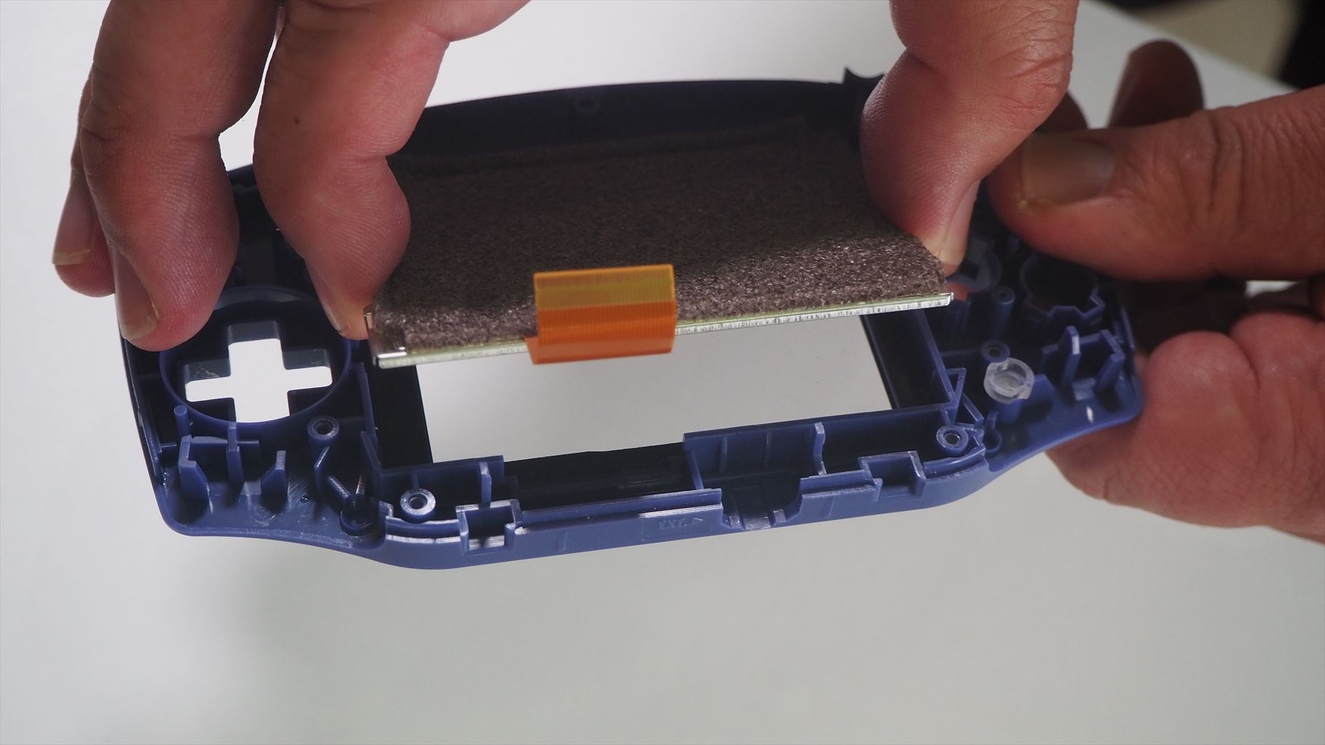 液晶が浮いてきたら、指などを入れて液晶を取り外す