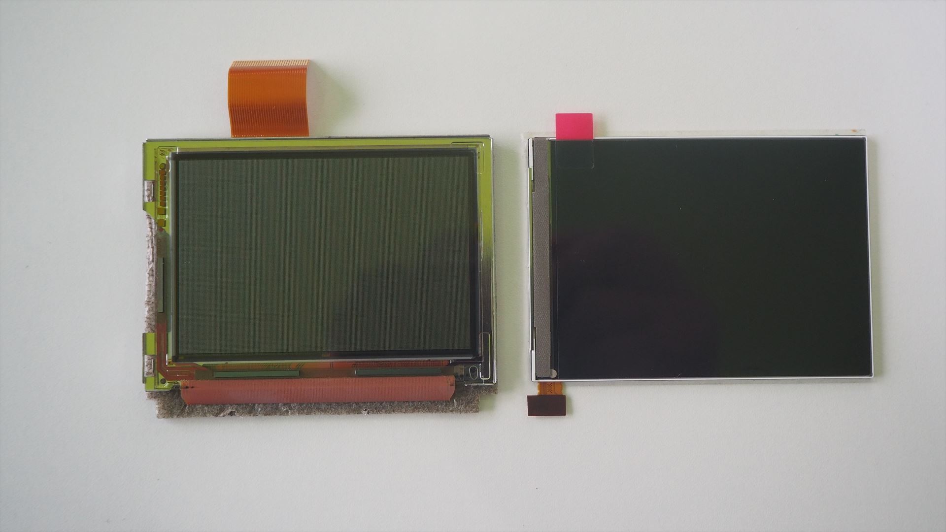 液晶比較。左がオリジナルの反射型TFT液晶。右が交換するIPS液晶。実は表示サイズがIPS液晶の方がわずかに大きい