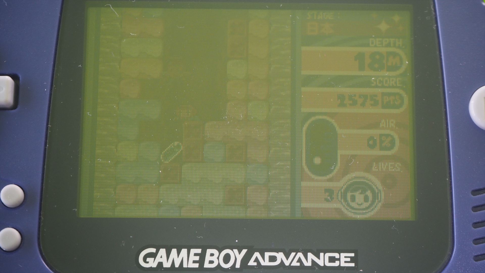 ゲームボーイアドバンスの液晶は、バックライトがない反射型TFT液晶で、今のバックライト付き液晶に比べると、暗くコントラストが低い