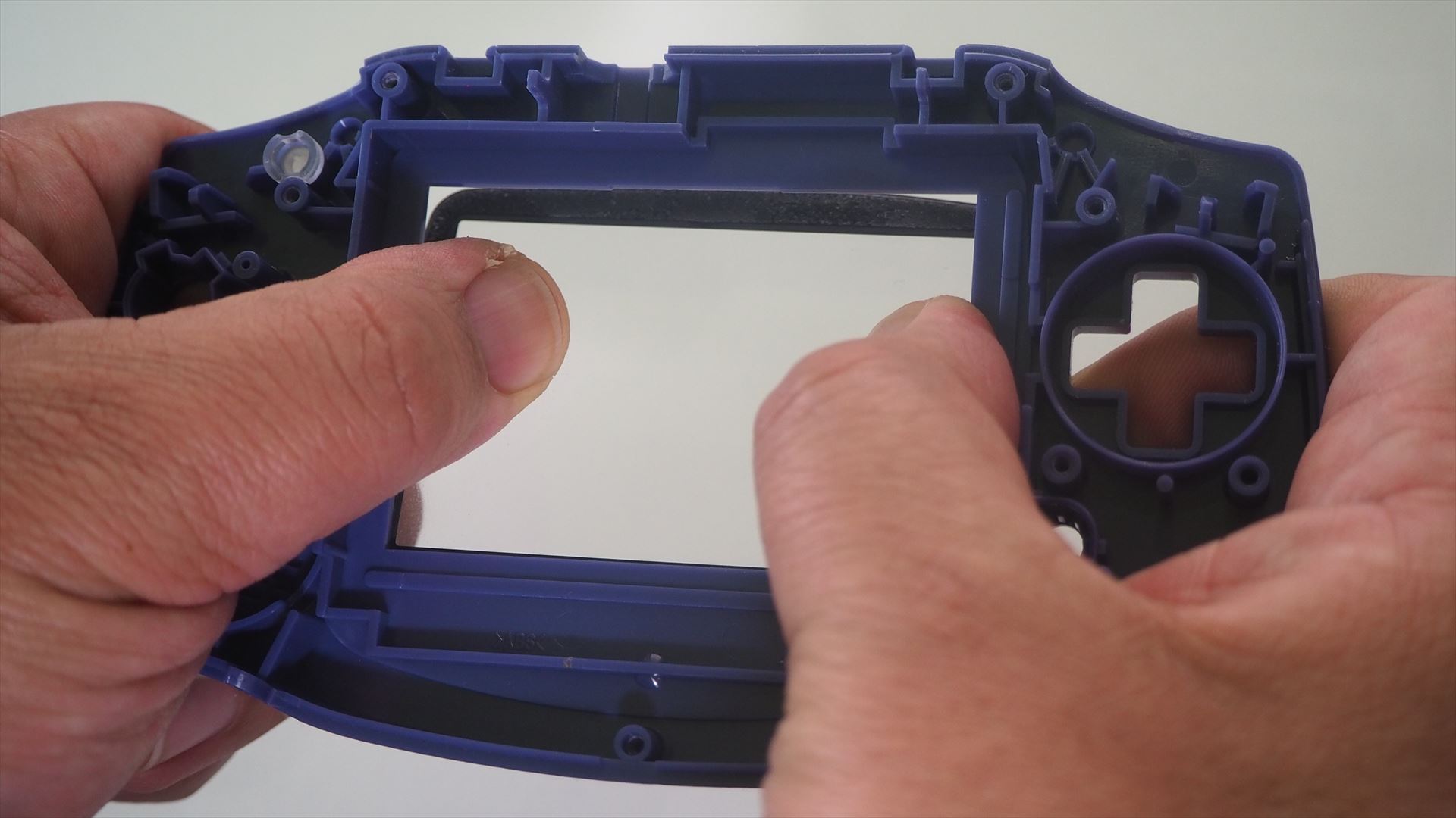 液晶カバーも両面テープで貼られているので、裏側からぐいぐい押して取り外す