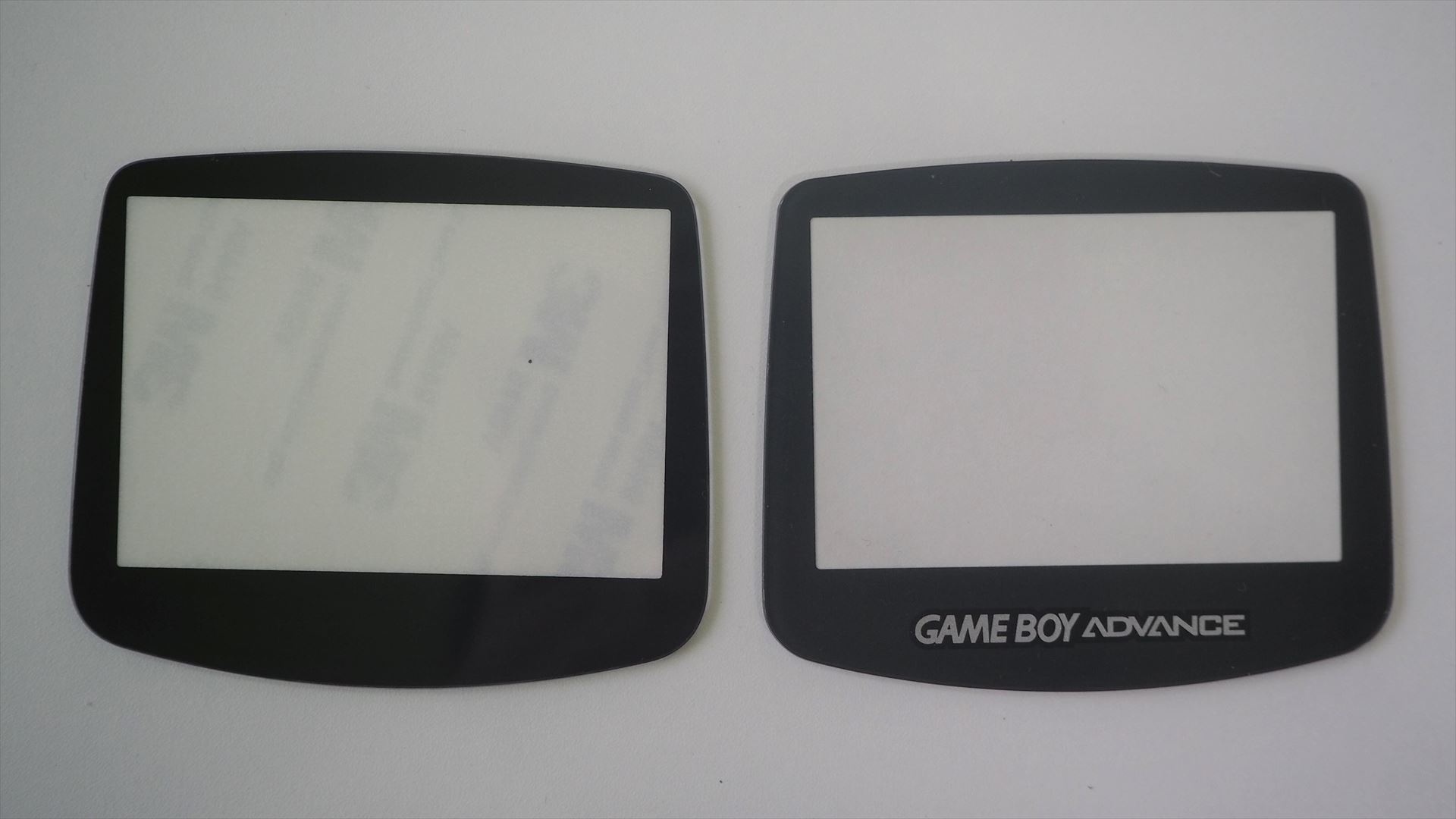 右がIPS液晶交換用キットに付属していた液晶カバー。右がオリジナルの液晶カバー。窓の部分が少し広くなっていることがわかる