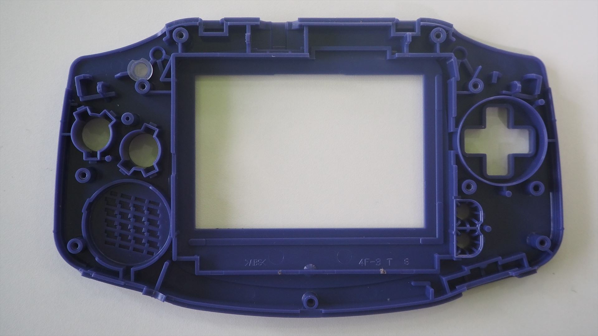 液晶サイズがわずかに違うため、上面ケースを削る加工が必要になる。これは加工前の上面ケース