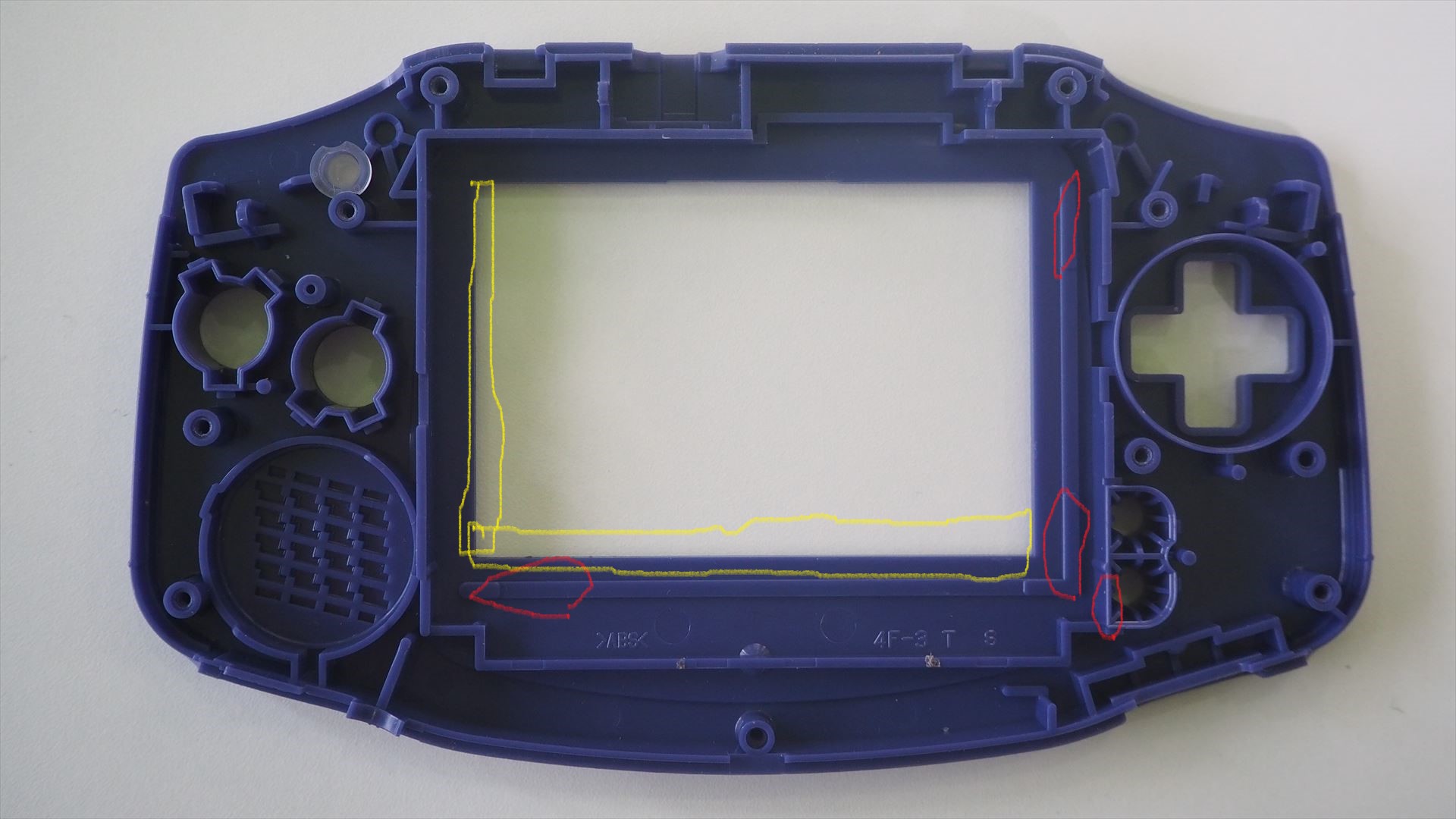 赤色で囲んだ部分の出っ張りを削り、黄色で囲った部分を削って窓を広げる