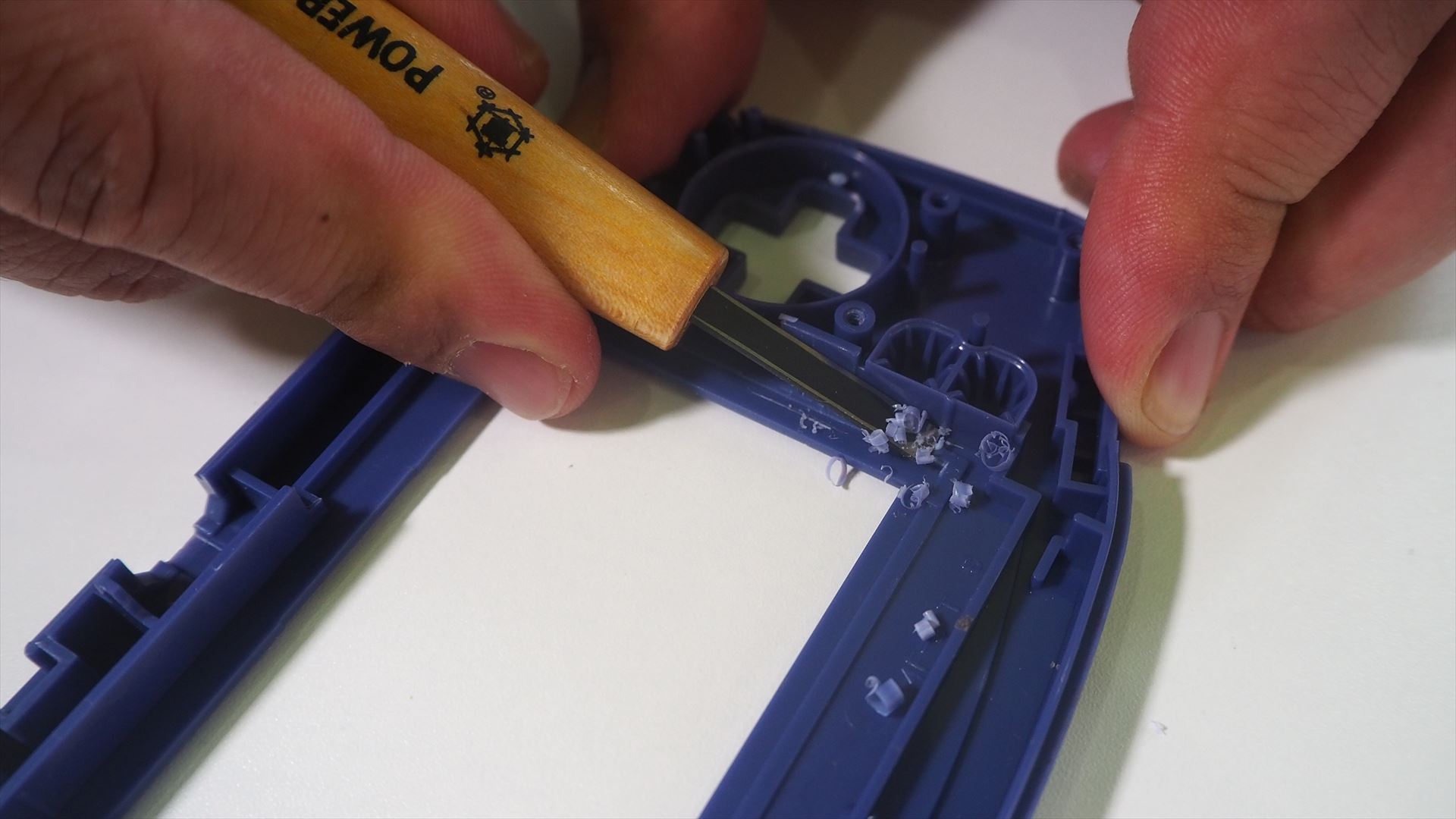 最初デザインナイフでやっていたが、平刃の彫刻刀を使う方が楽だった