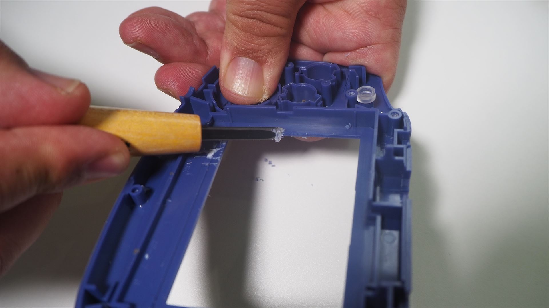 この窓を広げる作業が一番大変だ。こちら側の短辺を約2mm、下側の長辺を約1mm削る