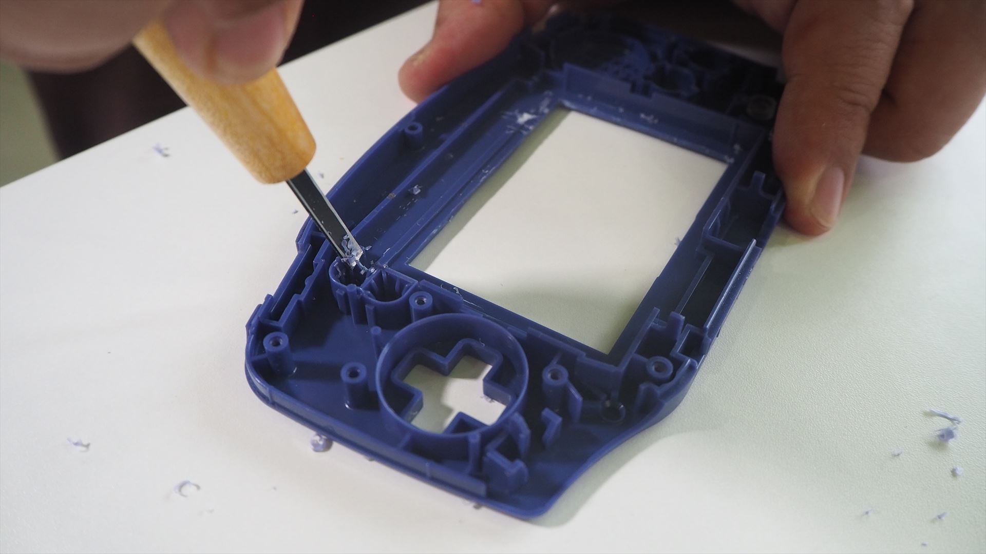 SELECTボタンの部分の出っ張りをくりぬく