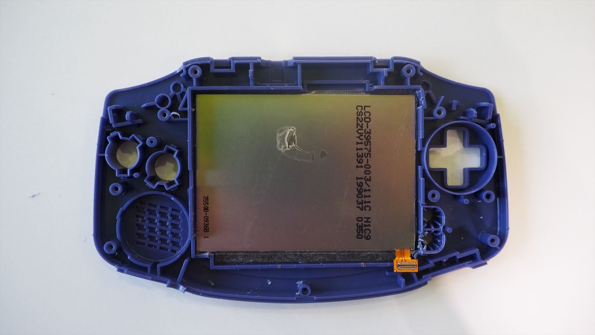 IPS液晶を上面ケースに装着する。傾いたりしないように注意して取り付けよう