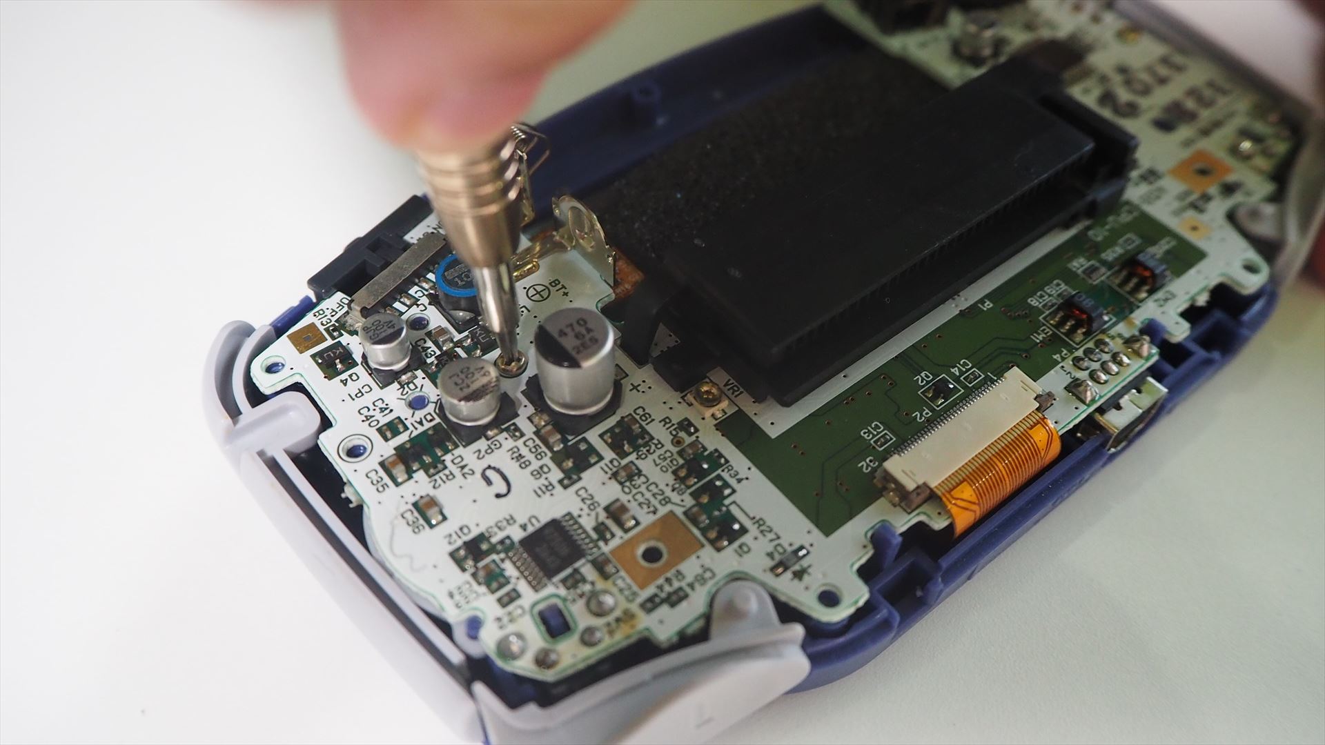 上面ケースに十字ボタンなどのパーツをすべてはめてから、基板を固定する