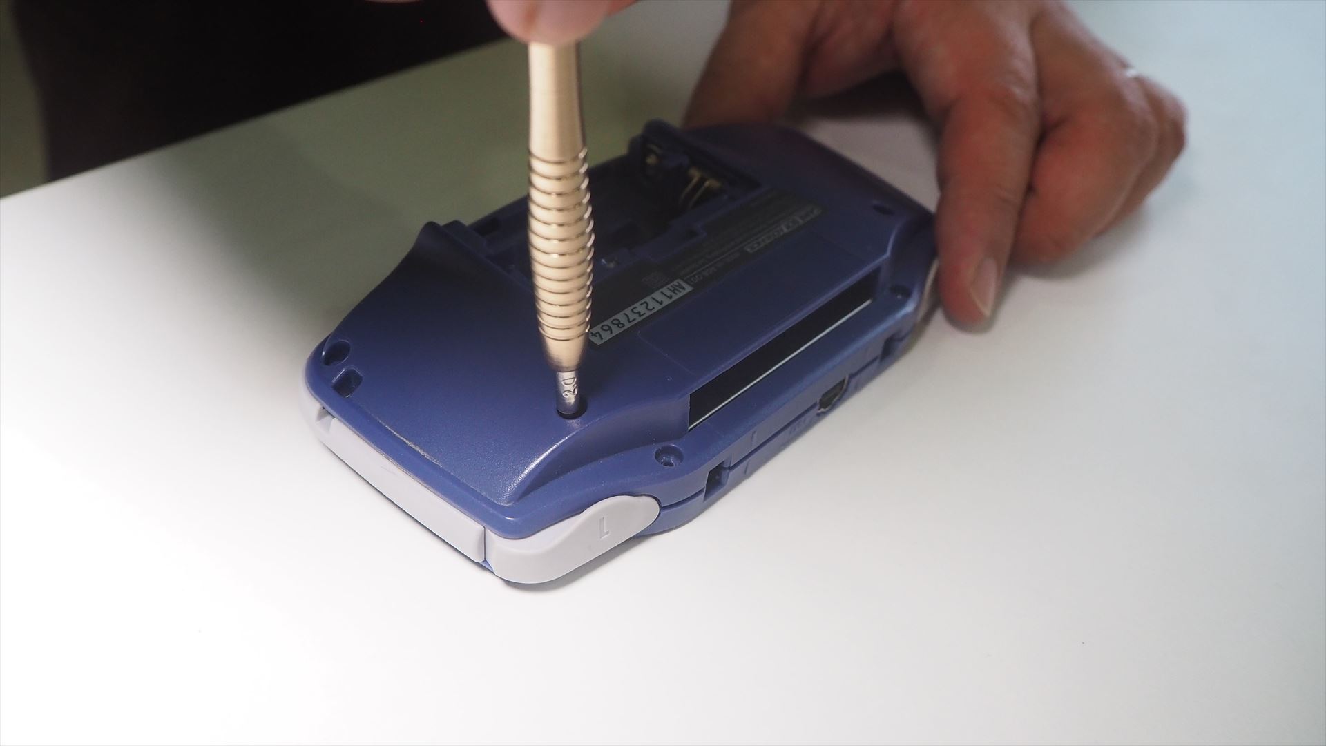 基板を固定したら、7本のネジでケースを固定する