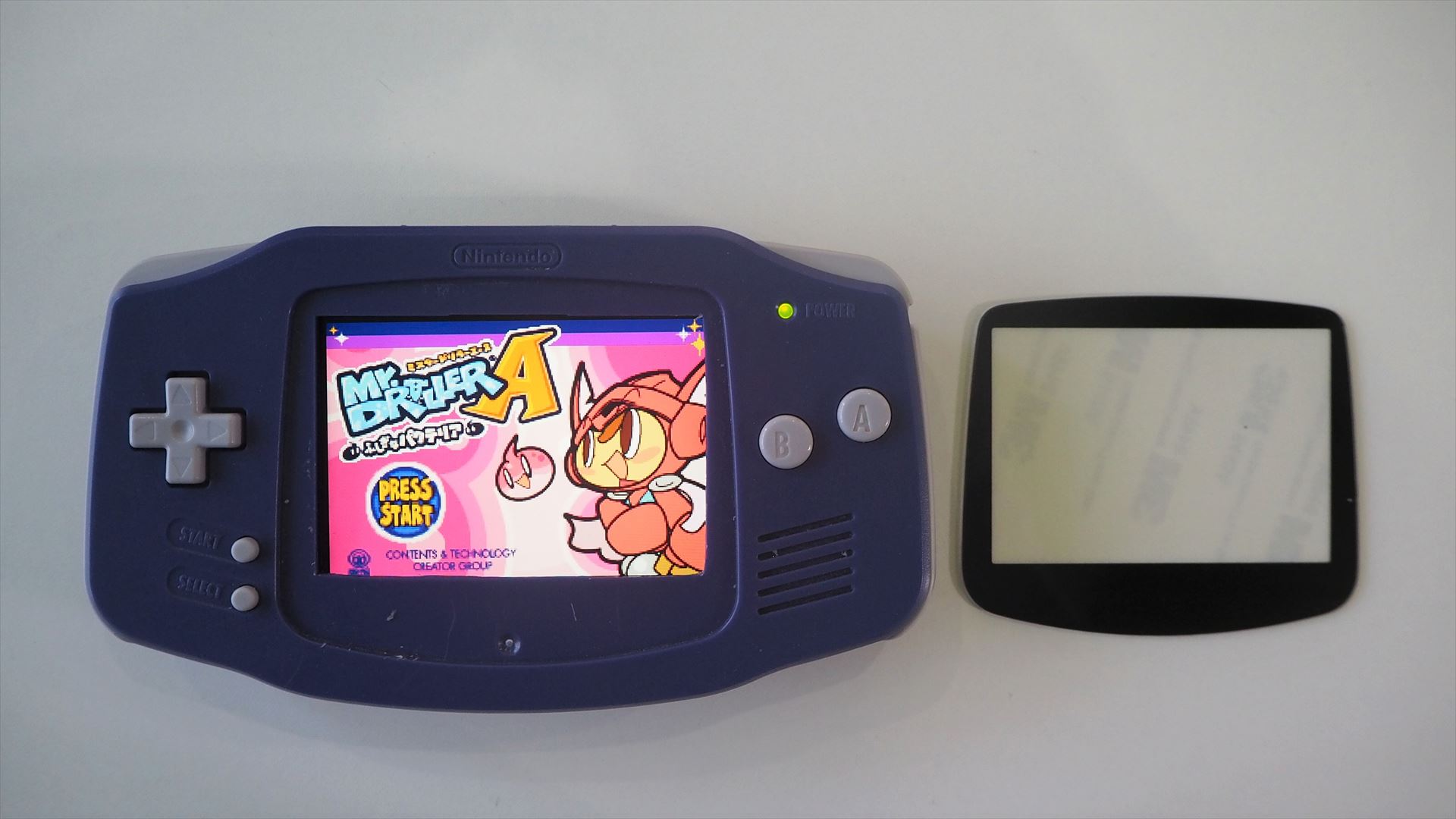 電池を入れて、動作を確認したら、交換用キットに付属していた液晶カバーの剥離紙を外して、液晶カバーをはめこむ