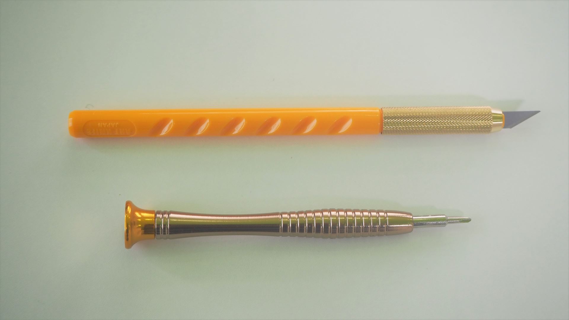 改造に必要な工具。上がデザインナイフだが、デザインナイフよりも、平刃の彫刻刀を使ったほうが楽だった。ドライバーは、特殊なY字ドライバーと通常のプラスドライバーが必要