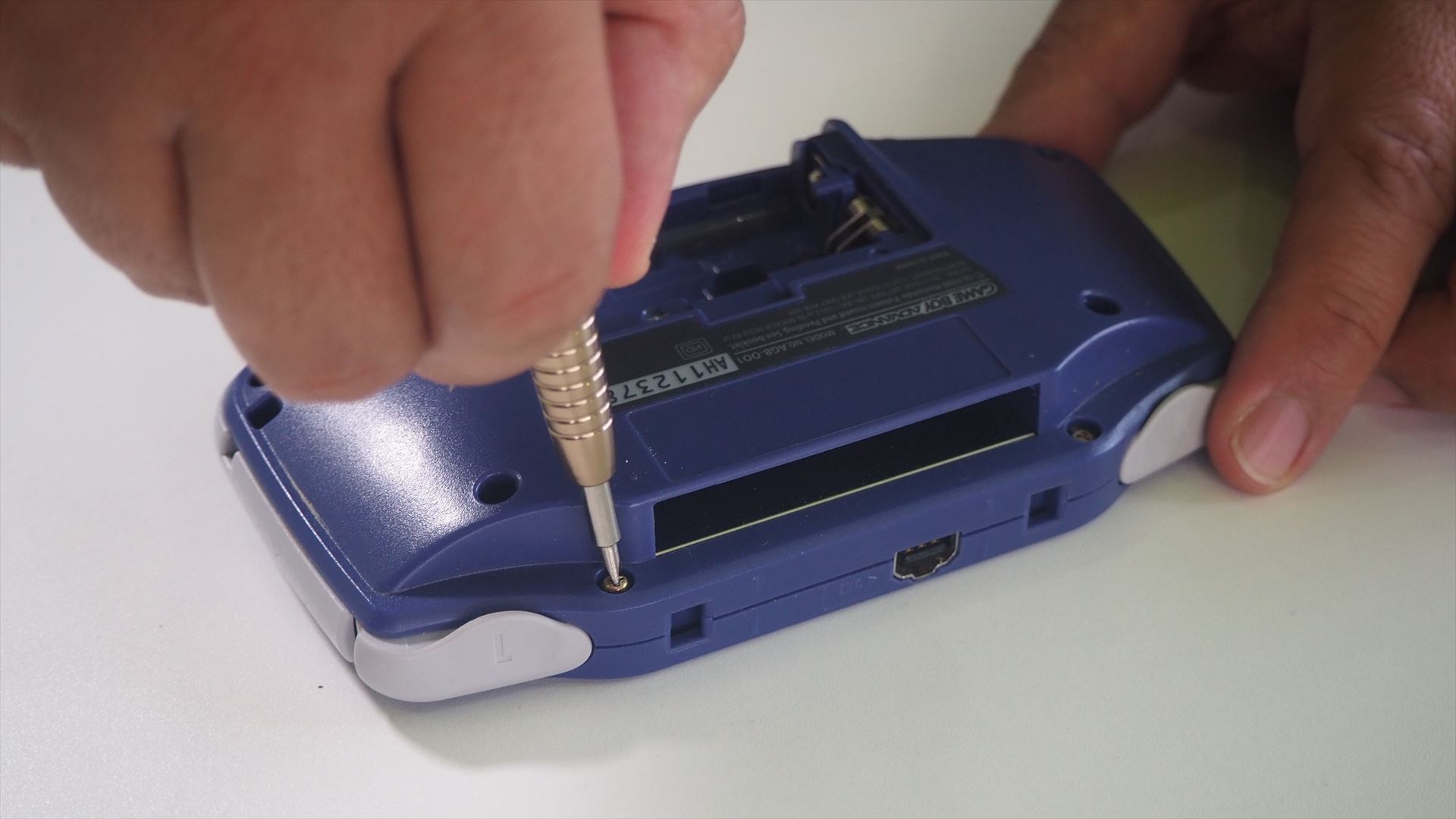 Y字ドライバーを使って、底面ケースを固定している6本のY字ネジを外す