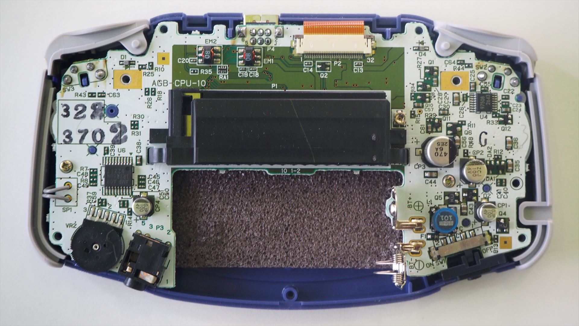 底面の7本のネジをすべて外せば、底面ケースを取り外すことができる。底面ケースを取り外すと、このように基板が見える。今のSwitchなどに比べると実装密度は低い