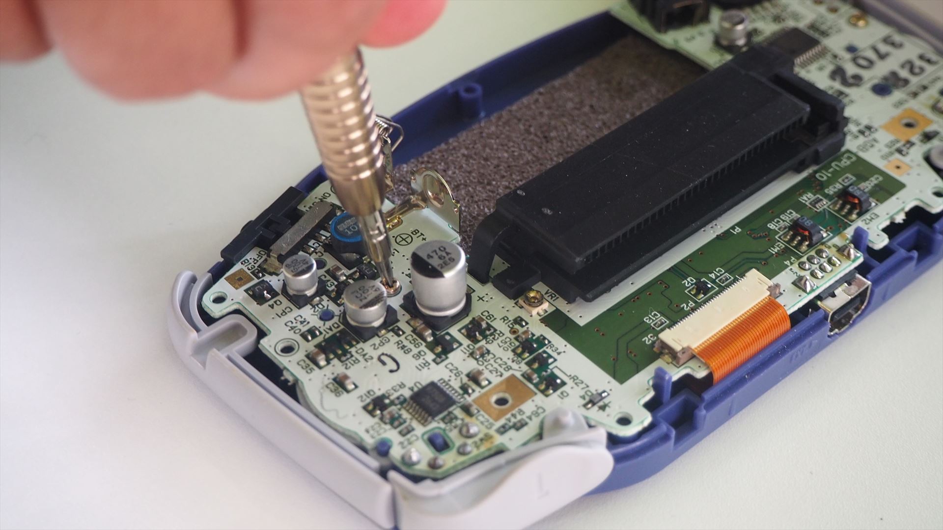 次に、基板を固定しているプラスネジ（左右1本ずつ）を外す