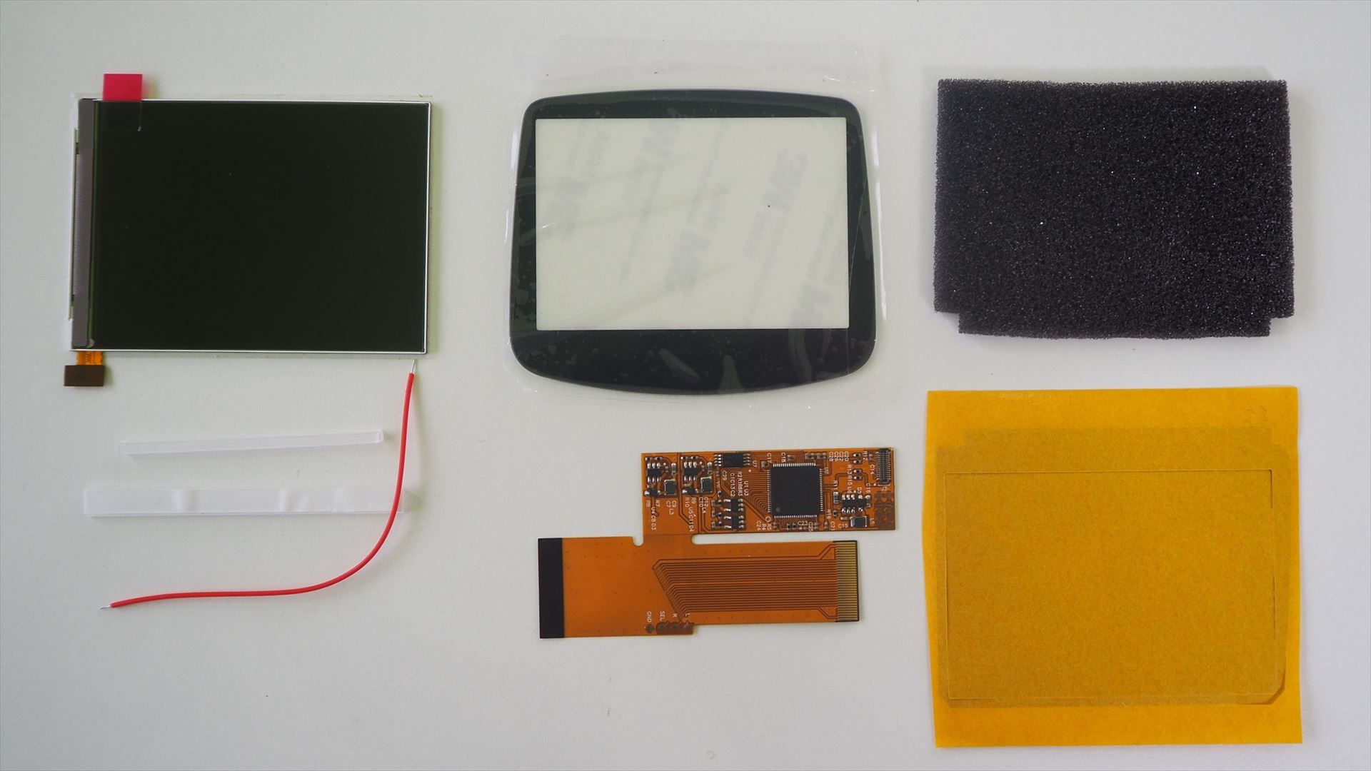 筆者が購入したIPS液晶交換用キットに含まれていたパーツ。赤い線は3本付属していたが、液晶輝度の制御機能を使わない場合は不要だ