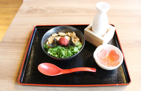 アマテラスのキャラ寿司に舌鼓！ 「大神」コラボカフェで新