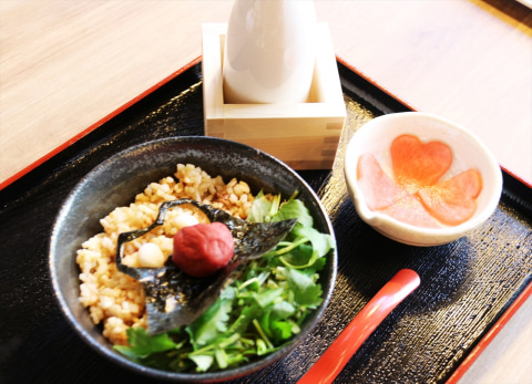 アマテラスのキャラ寿司に舌鼓！ 「大神」コラボカフェで新メニュー全