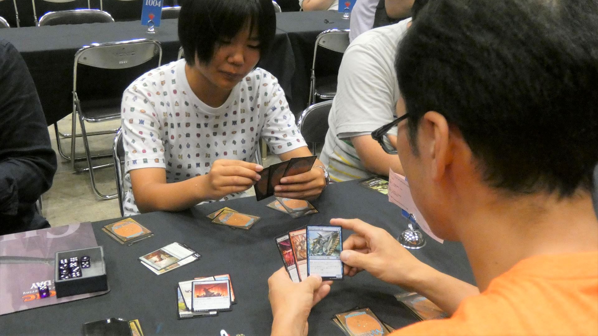 MtGのブースターブリッツは1パックだけで対戦できる特殊なルールで、1パックを開封してその中から出てきた15枚のカードを使って3枚デッキを4つ作って、対戦をおこなう