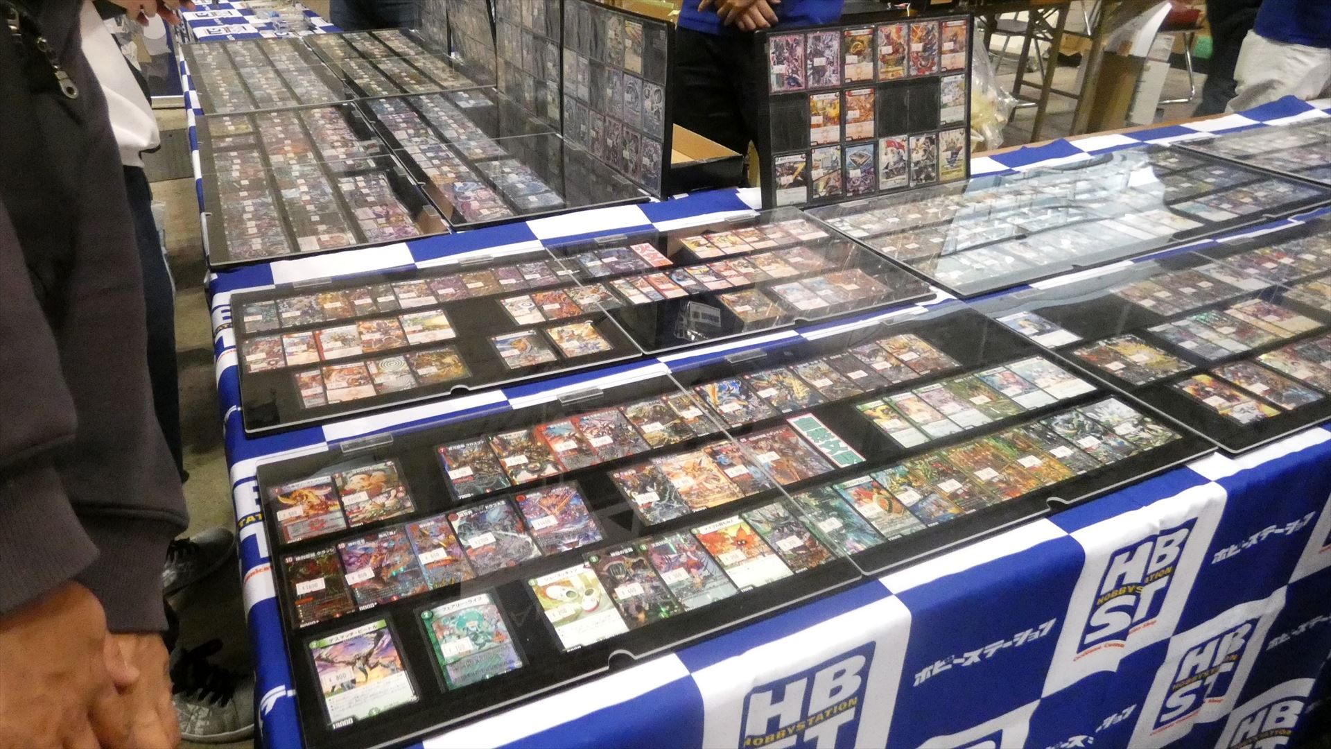 TCGの大規模イベントでは、このようにカードショップが出店をおこない、シングルカードを並べて販売している。必要なカードを無駄なく買えることがシングル買いのメリットだ