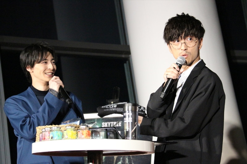 Tシャツに描かれたクラウドと高杉さんを見比べて、やっぱり横顔がクラウドに似ていると櫻井さん