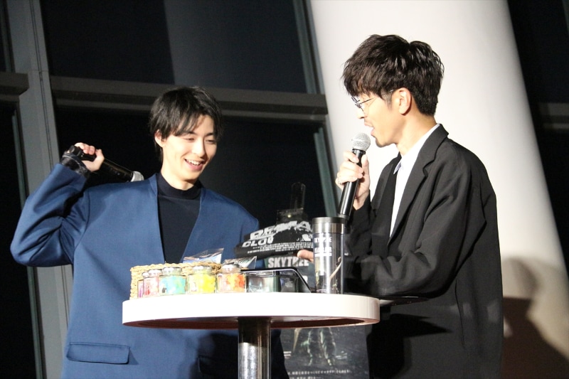 高杉さんはバスターソードを持つポーズ