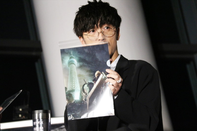 「このクリアファイルは嬉しいですよね」とコメントする櫻井さん