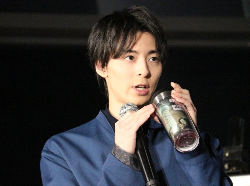 カフェメニューを見て、「魔晄炉に浸かってますねこのドリンク」と話す櫻井さん