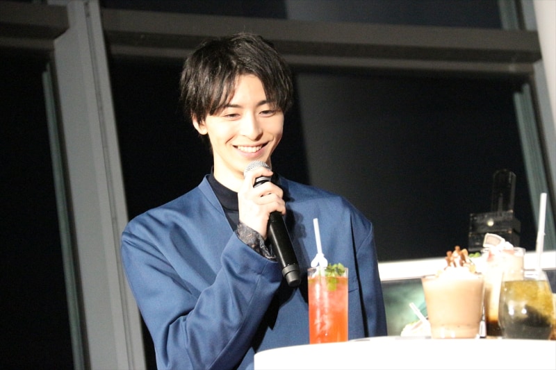 高杉さんはエアリスをイメージしたハイビスカスドリンクを試飲