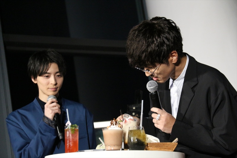 実際に櫻井さんが、クラウドとセフィロスをモチーフにした、黒カレーライスを試食