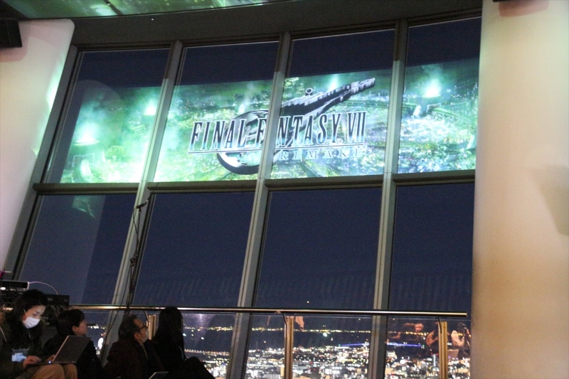 展望デッキからの夜景が映像とマッチして「FFVII」の世界を堪能できる至福の7分間