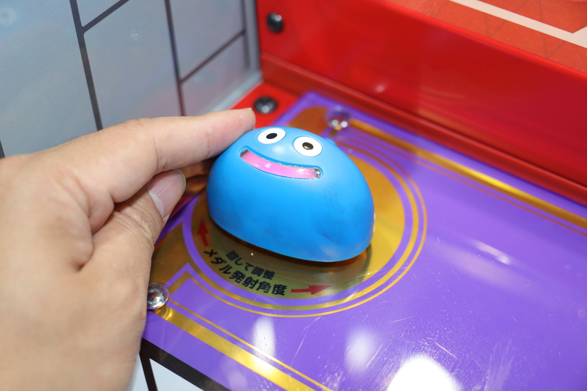 メダルの発射角度を変えるレバーはスライム型