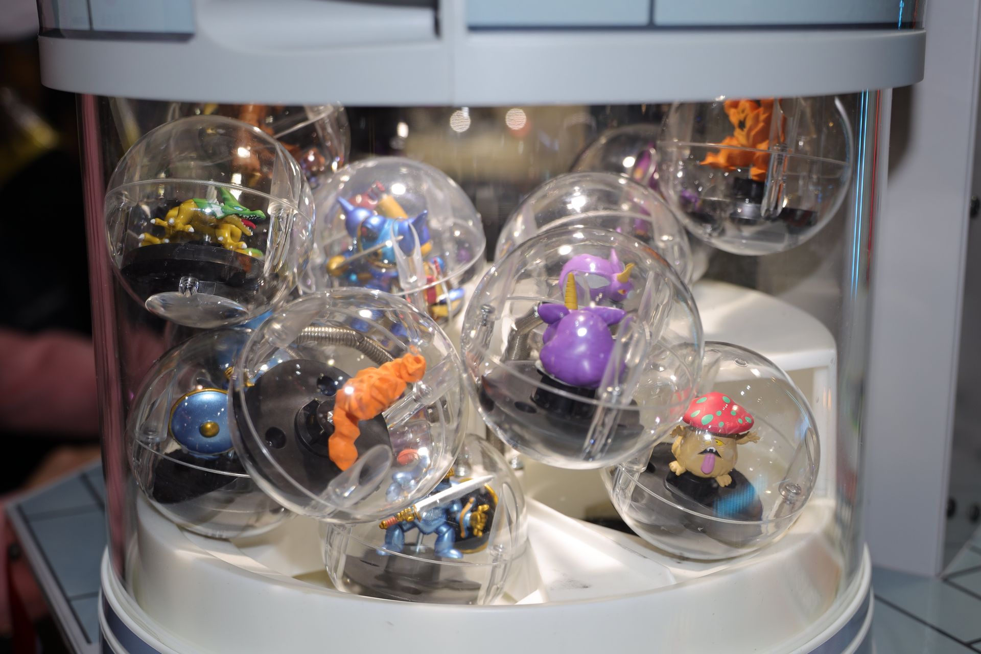ゲームのキモとなるモンスターカプセル。お馴染みのモンスターが入っている