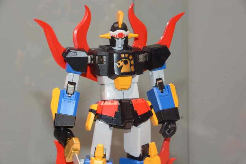 オリジナルデザインを活かしながら、ヒーロー性を強調し、ちょっと現代風のアレンジも加えられている