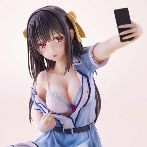 セクシーすぎる自撮り！ “キケン”なはだけた衣装が目を引く「松本