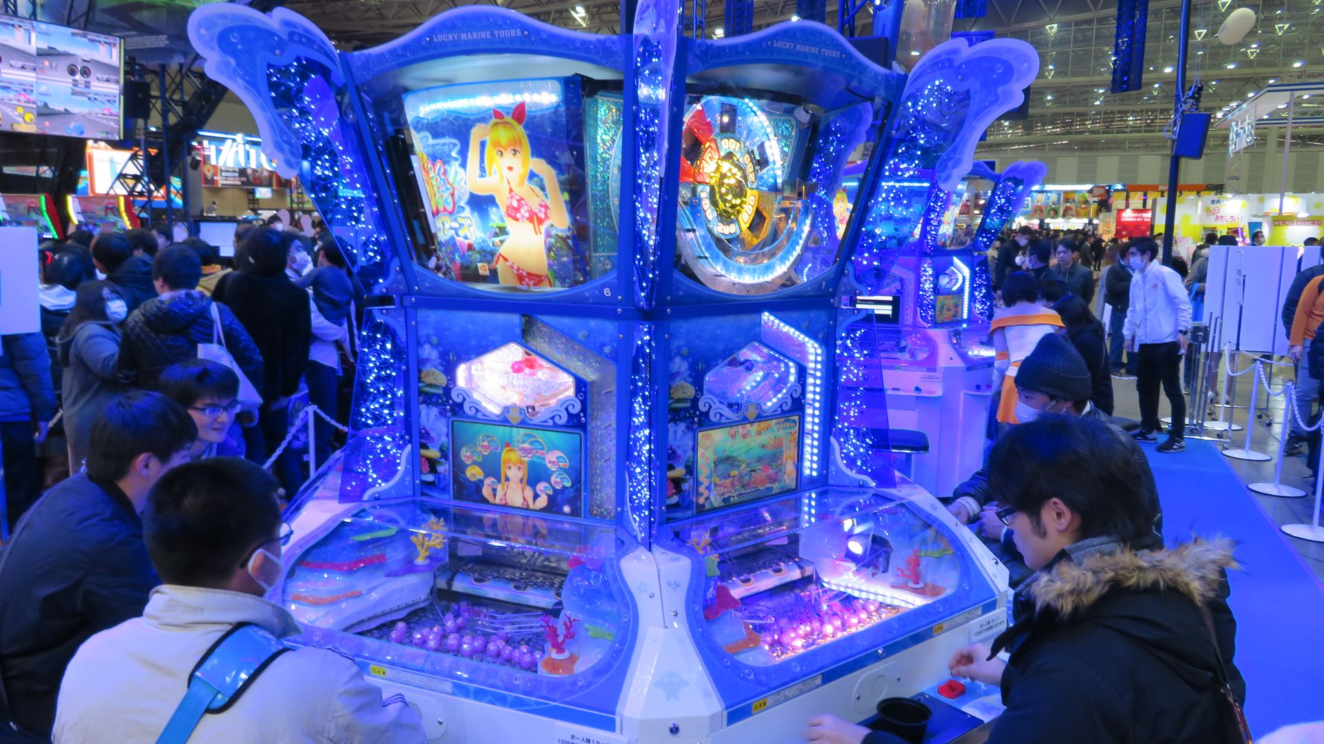 10数年にわたり根強い人気を誇る「海物語」シリーズのマスメダルゲーム最新作、「海物語ラッキーマリンツアーズ」は3月から稼働予定