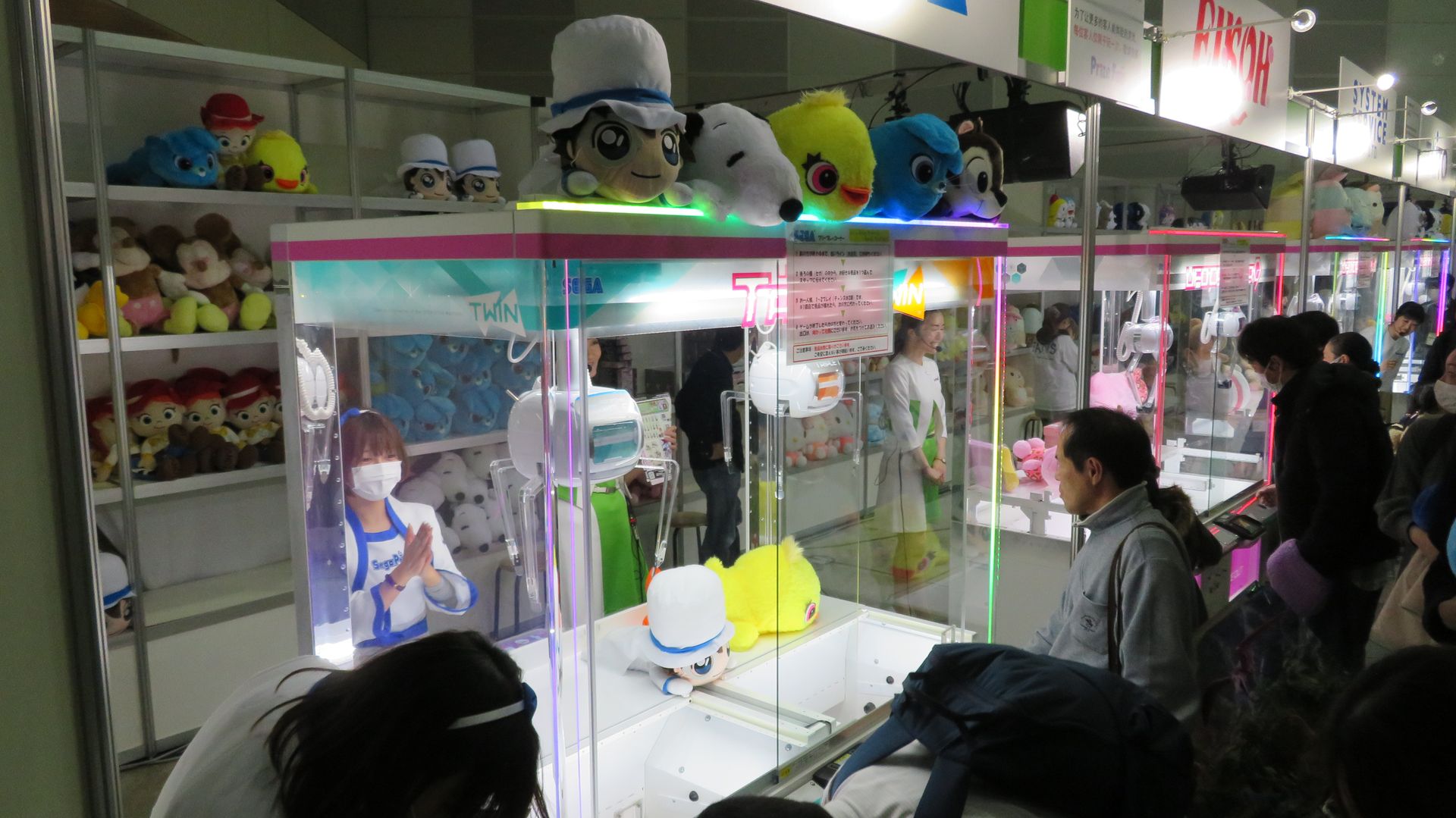 新型コロナウイルス対策のため、メーカーによっては出展スタッフ全員が、コンパニオンも含めマスクを着用する異例の事態となった