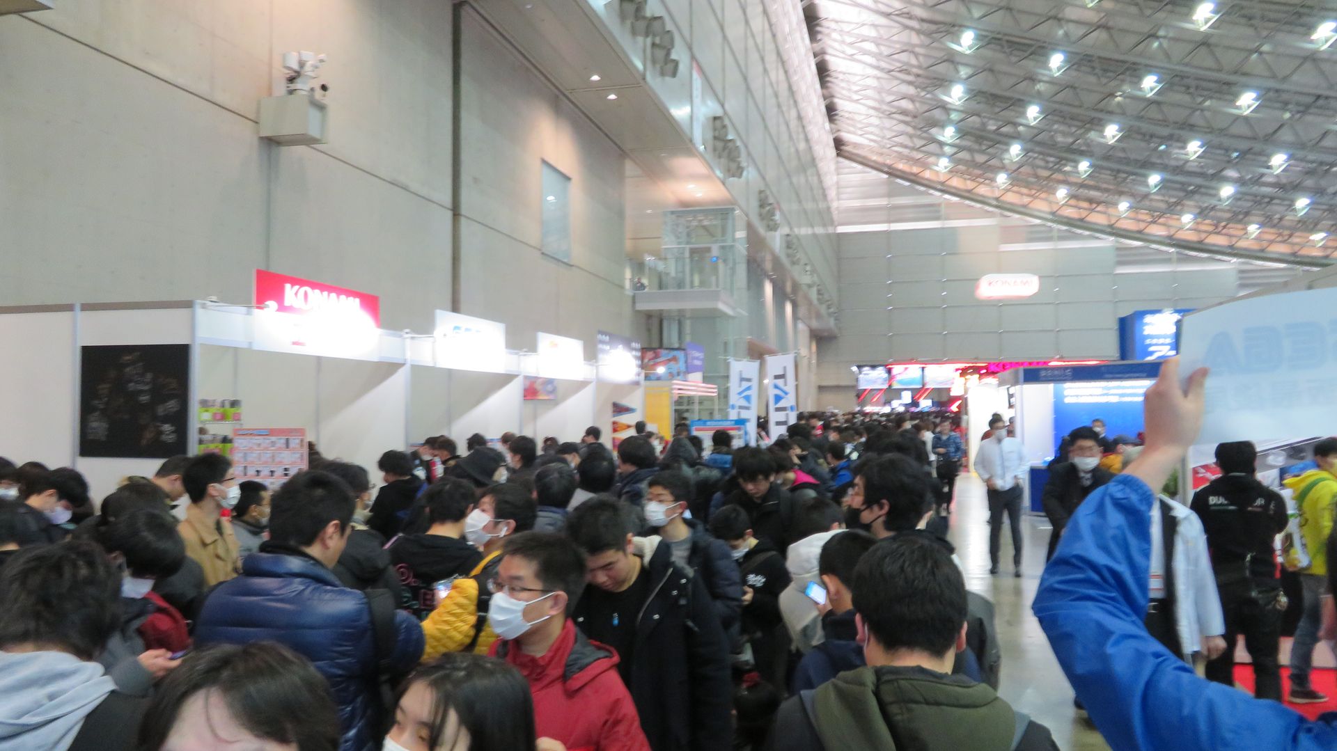 2日目の一般公開日は、会場直後から物販コーナーにも長蛇の列が。通常の出展ゾーンだけでなく、物販コーナーにもeスポーツ関連会社・団体が出展していないのは少々寂しい