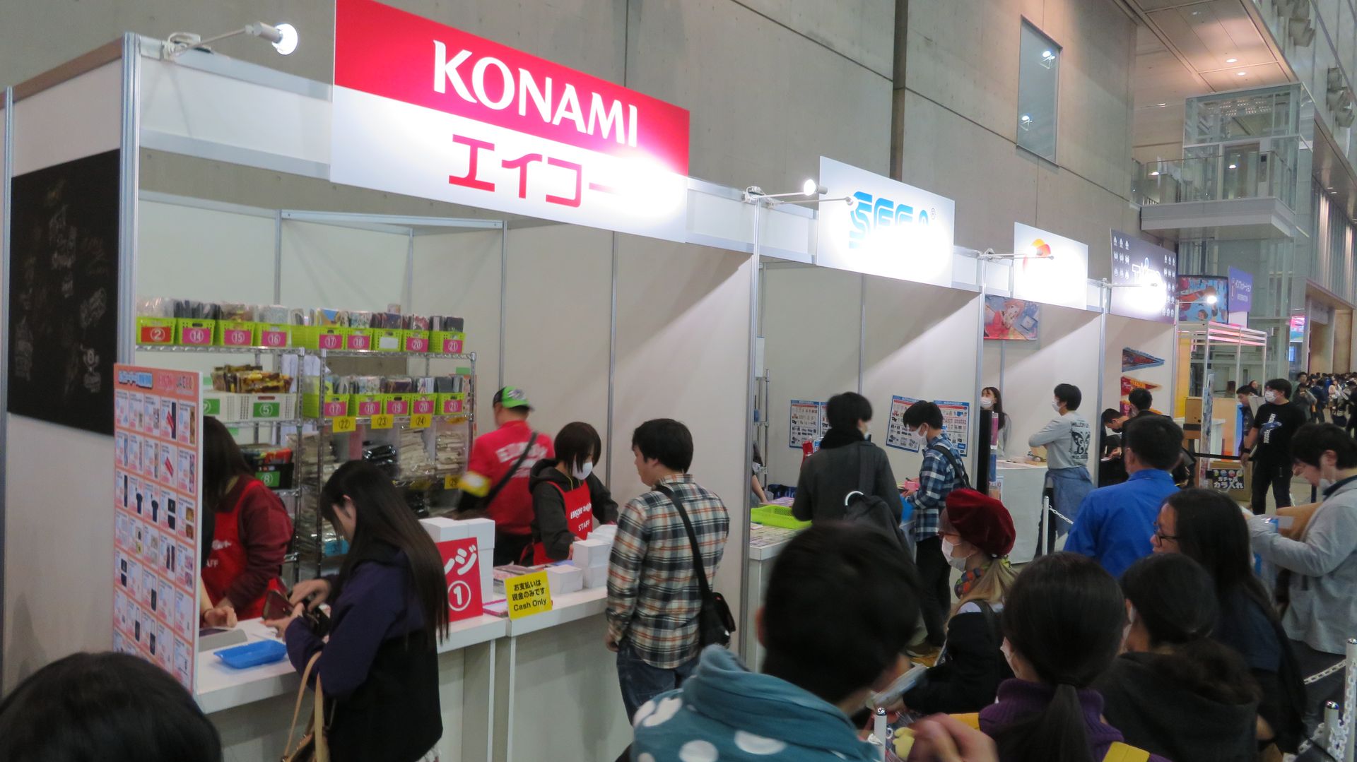 2日目の一般公開日は、会場直後から物販コーナーにも長蛇の列が。通常の出展ゾーンだけでなく、物販コーナーにもeスポーツ関連会社・団体が出展していないのは少々寂しい