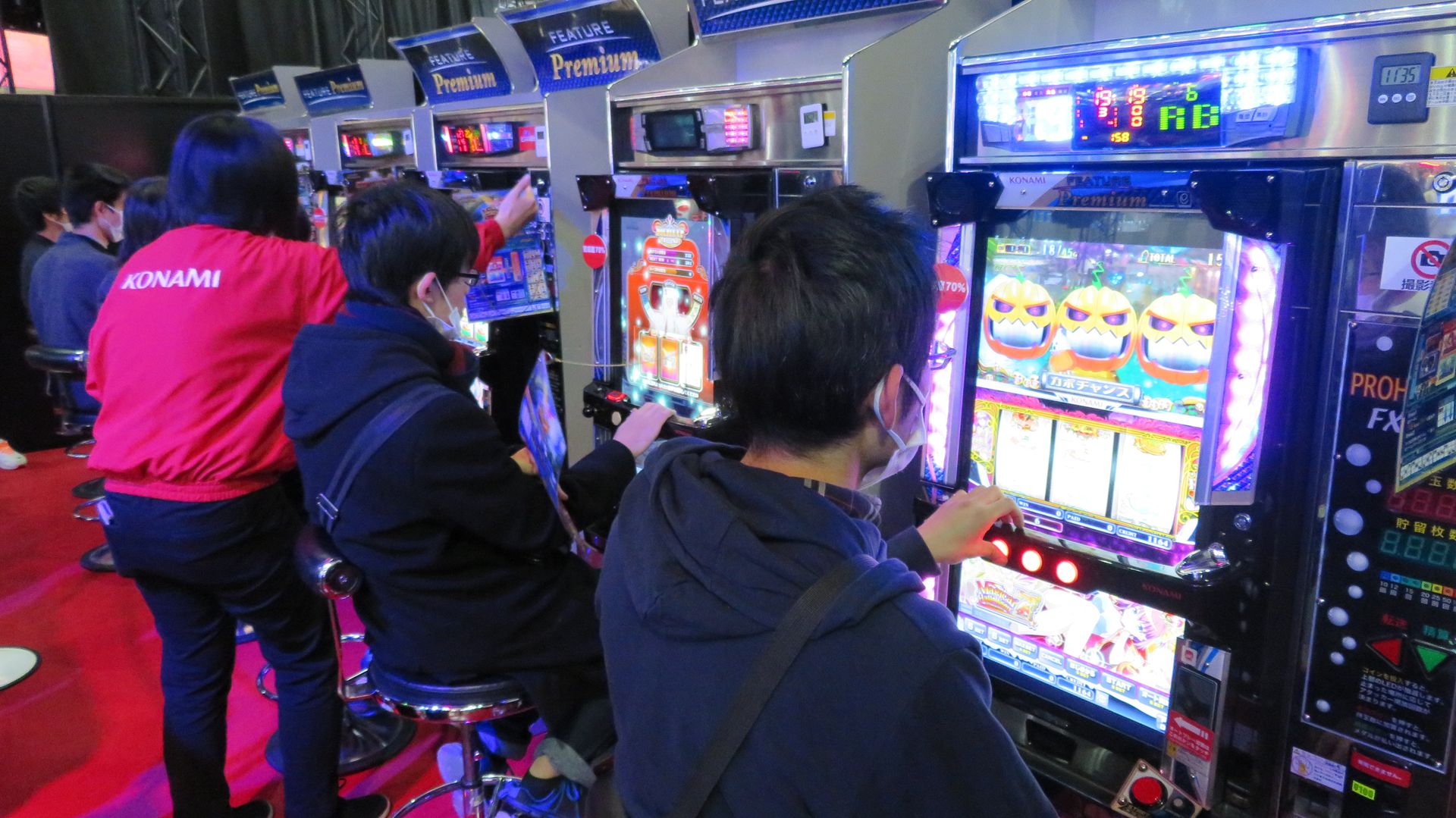 コナミブースでは、プレイすると会場限定グッズがもらえることもあってか、シングルメダルコーナーにも多くの来場者が押し寄せた