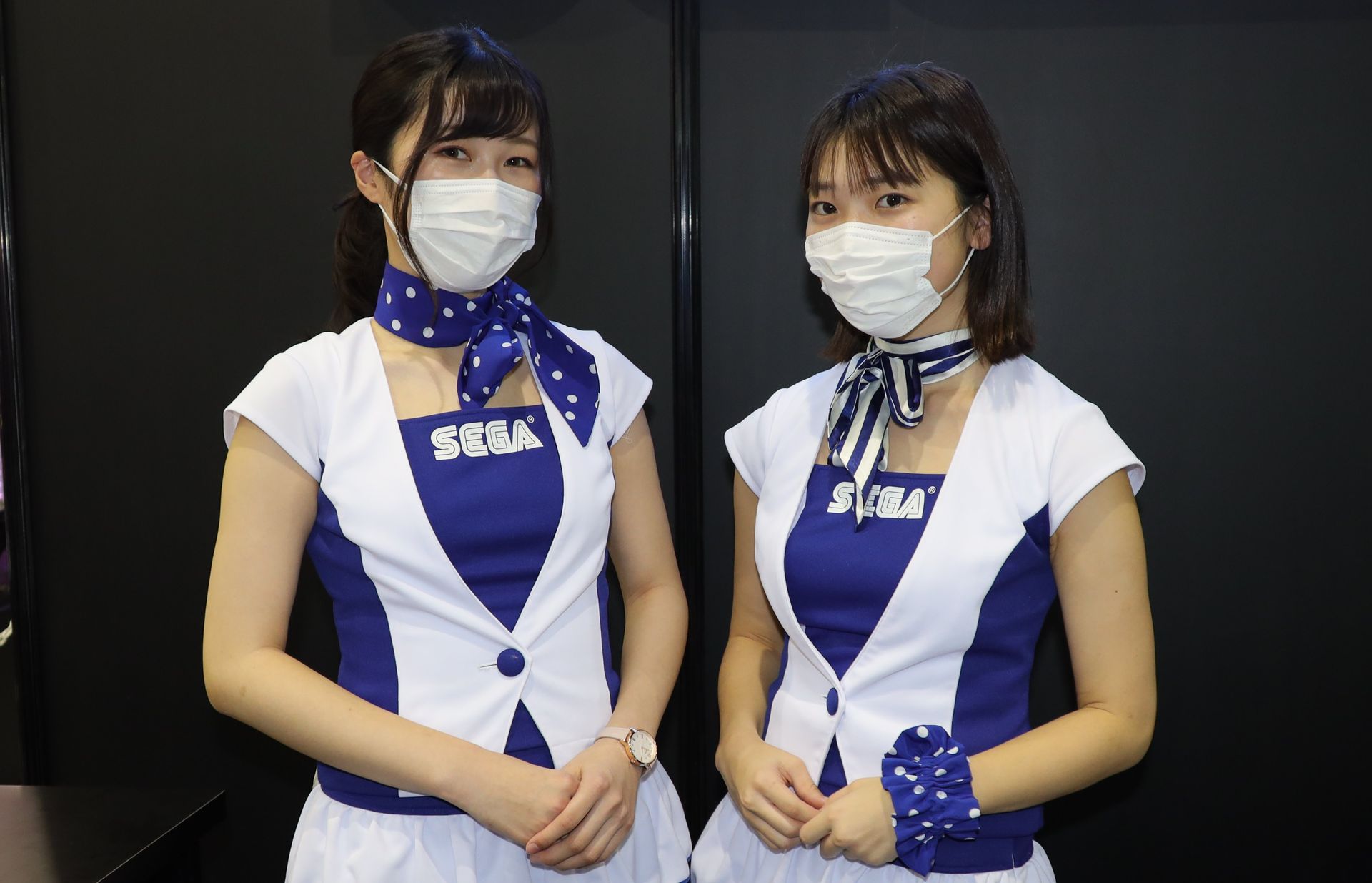 新型コロナウイルス対策のため、メーカーによっては出展スタッフ全員が、コンパニオンも含めマスクを着用する異例の事態となった