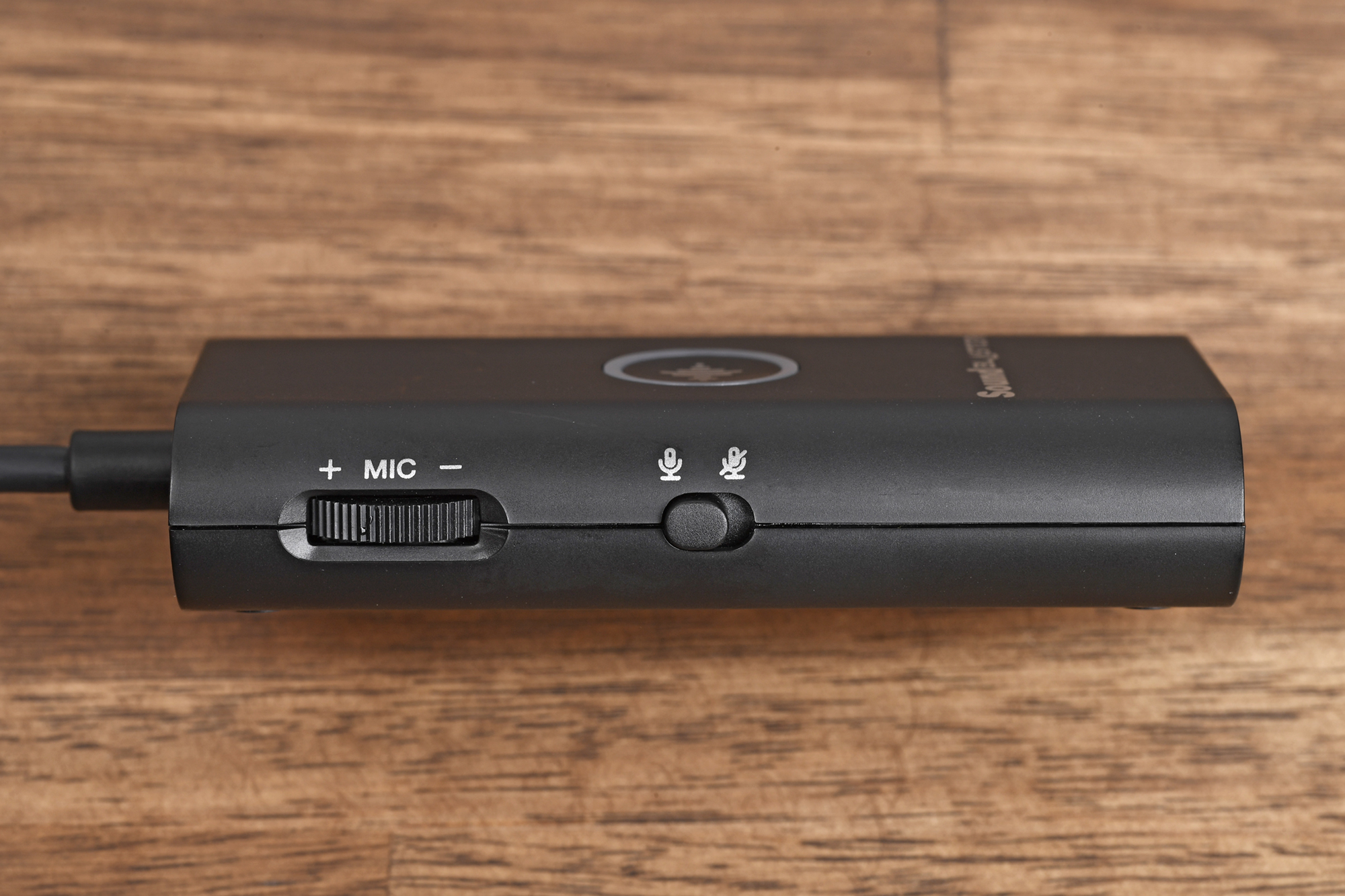 左側面にはマイクのボリュームがあるので、プレイ中であっても音量が気になったらすぐに調整可能。さらにON、OFFスイッチが用意されている。飲み物を飲んだり、ちょっと席を外したりする際などにはマイクを使わないようにすることが可能だ