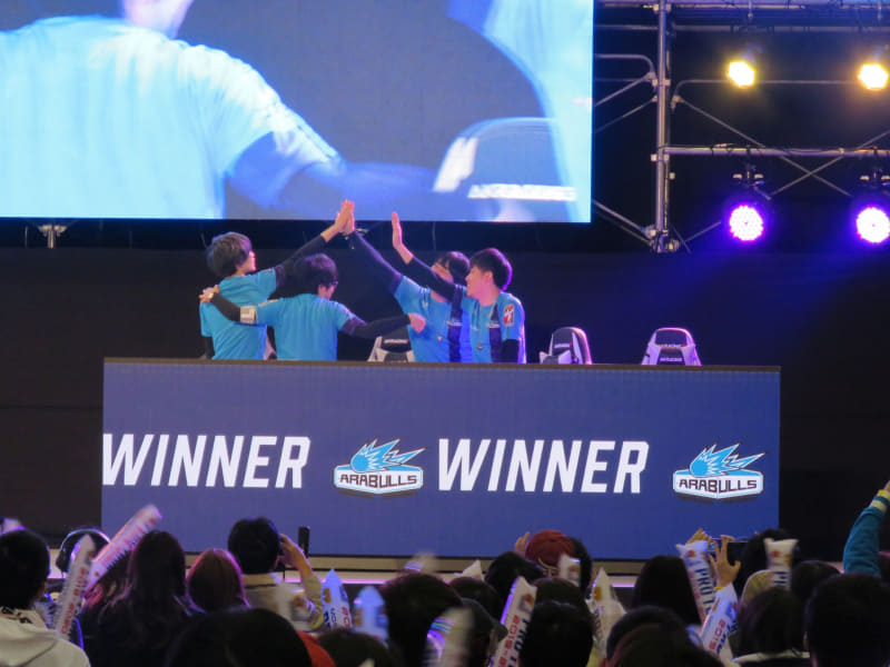 勝利が決まった瞬間の「アラブルズ」はメンバーと喜びを共有した