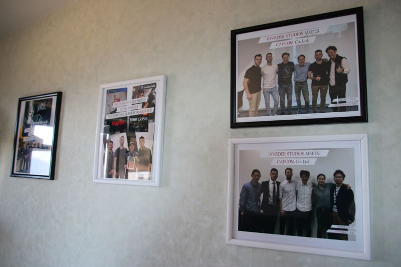 カプコンスタッフとの写真やサイン入りアイテムが宝物のように飾られている